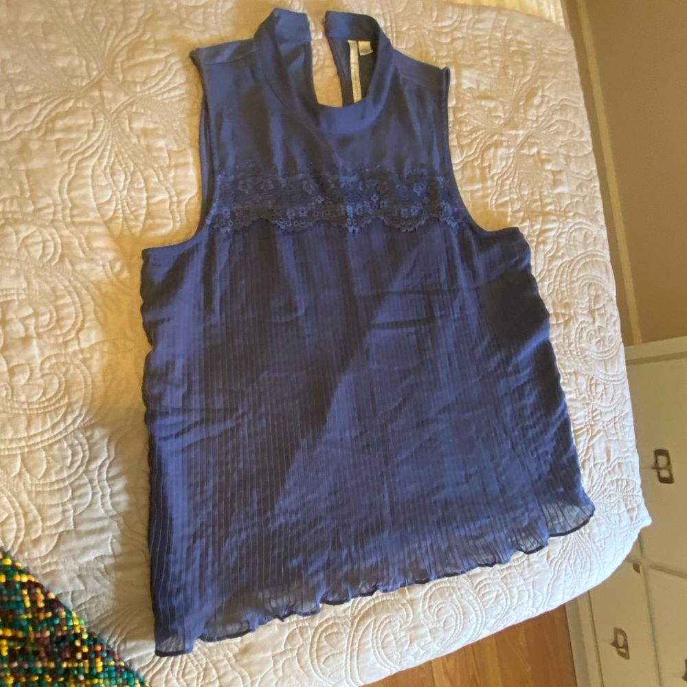 Lauren Conrad - sleeveless blouse
